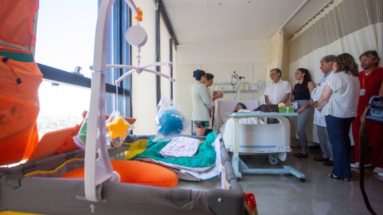 El millonario monto que deberá pagar el Hospital Félix Bulnes por la muerte de un paciente con síndrome de Down