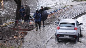 Lluvias intensas y posibles cortes: Senapred entrega claves para preparar un kit de emergencia