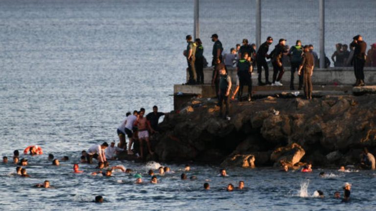 VIDEO - Tragedia en Ceuta: al menos 18 migrantes fallecen y España despliega al Ejército en la frontera