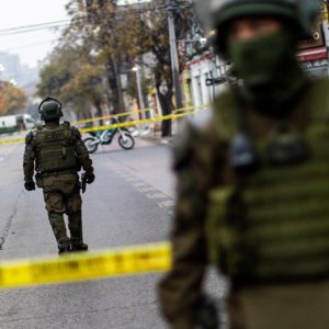 Dos carabineros son baleados en fiscalización en Lo Espejo y Gobierno anuncia querella