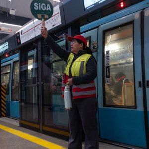 Metro de Santiago suspende servicio en seis estaciones de la Línea 5 tras emergencia en Santa Isabel