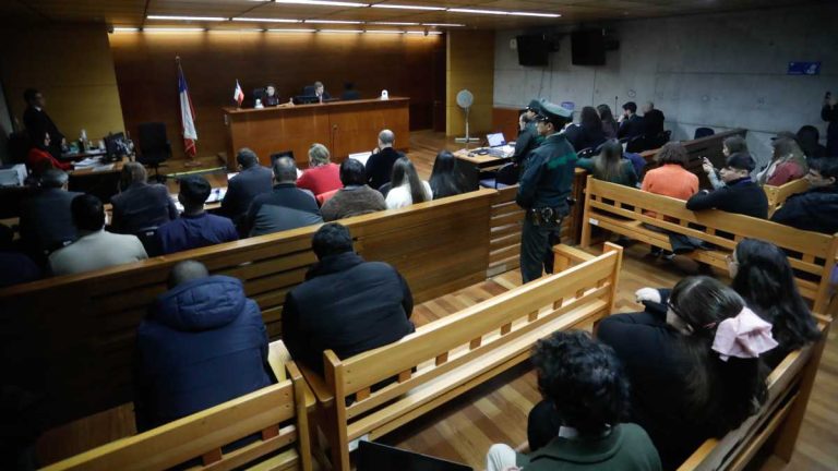Usaban huellas de pacientes para cobrar prestaciones inexistentes: el fraude de más de $260 millones que golpeó a Fonasa
