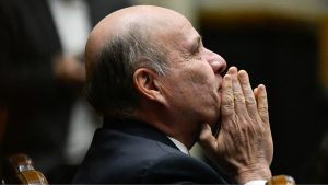 Encuesta Black & White: un 60% estima que la economía chilena no repuntará mientras Quiroz lidere Hacienda