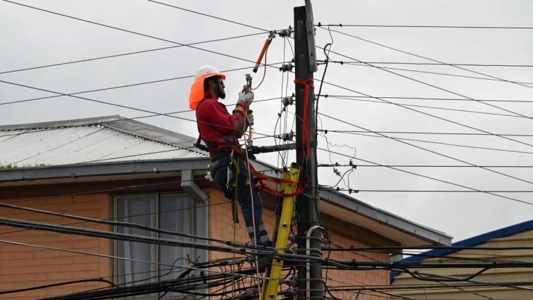 ¿Te quedaste sin luz por el sistema frontal? conoce cómo reportar interrupciones y reclamar ante la SEC