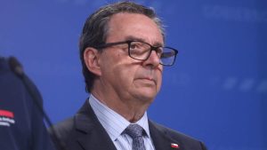 “No había diferencia con el ministro presente o ausente”: Barros responde a las críticas por su viaje a Hawái durante las lluvias