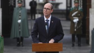 Gobierno confirma investigación por cirugías estéticas cubiertas con Dipreca de la esposa del general director de Carabineros