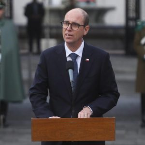 Gobierno confirma investigación por cirugías estéticas cubiertas con Dipreca de la esposa del general director de Carabineros
