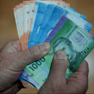 ¿Cuánto ganan los chilenos?: INE revela que la mitad de los trabajadores percibieron ingresos menores o iguales a 685 mil