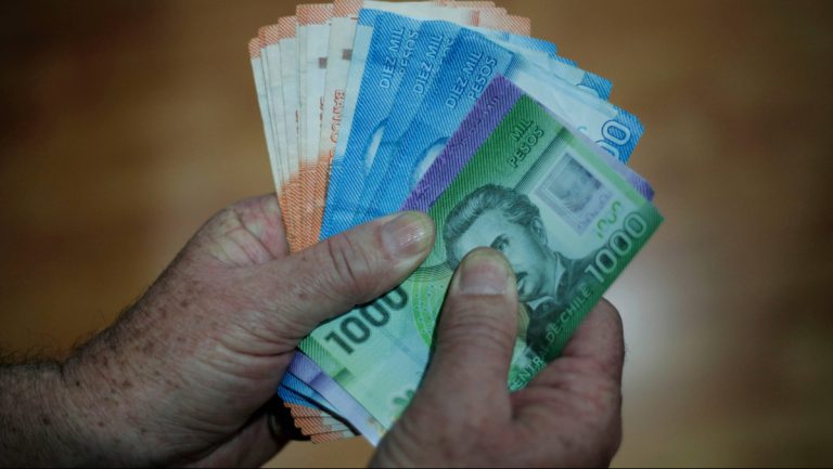 ¿Cuánto ganan los chilenos?: INE revela que la mitad de los trabajadores percibieron ingresos menores o iguales a 685 mil