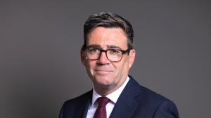 Burnham asumirá el lunes como primer ministro en Reino Unido: sus propuestas en economía y las diferencias con Starmer
