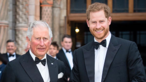 Qué generó la nueva tensión entre el rey Carlos y el príncipe Harry durante su viaje al Reino Unido