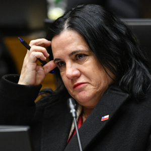 Steinert inicia ofensiva contra Contraloría: pide anular dictamen y acusa 