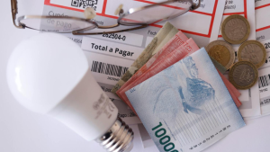 Averigua cuánto subirán (o bajarán) las cuentas de la luz en tu comuna a partir de este mes