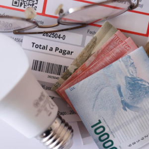 Averigua cuánto subirán (o bajarán) las cuentas de la luz en tu comuna a partir de este mes