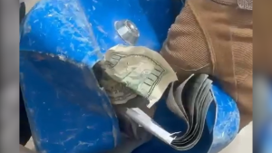 VIDEOS - Expulsan y enjuiciarán a cuatro policías venezolanos que robaron dinero a víctimas del terremoto