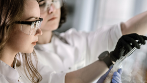Ciencia sin ellas: Chile entre los peores del mundo en participación femenina STEM