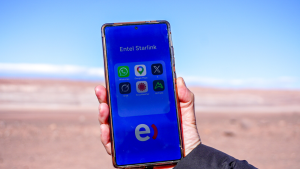 Desde el desierto de Atacama hasta Magallanes: Llegan a 1 millón los chilenos que pueden usar la conexión directa al celular de Entel Starlink en zonas sin señal