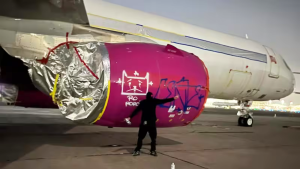 Quiénes son los grafiteros detenidos por vandalizar avión en el Aeropuerto de Santiago