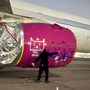 Quiénes son los grafiteros detenidos por vandalizar avión en el Aeropuerto de Santiago