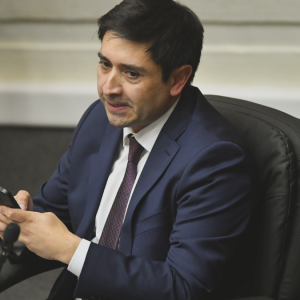 Funcionarios fantasmas, falsas asesorías y fundación para fines personales: la declaración de ex asesor que hunde al senador Calisto