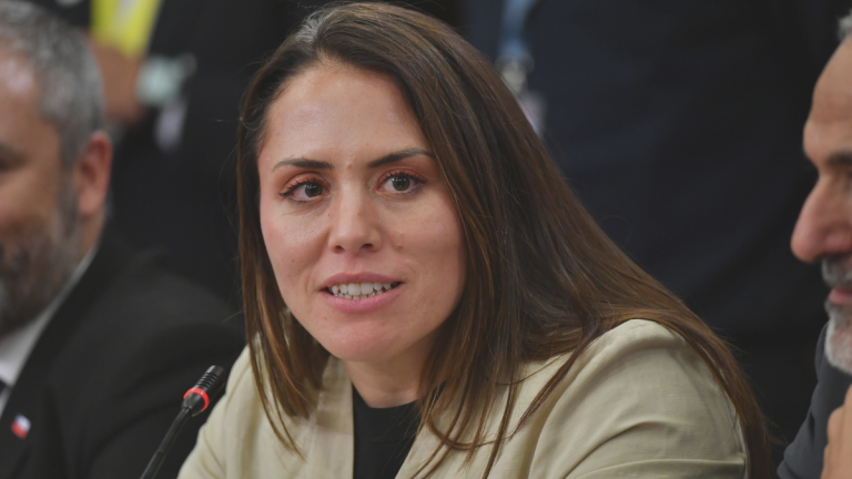 Natalia Duco reitera su postura: asegura a Sernac que no se pidió el Estadio Nacional para BTS