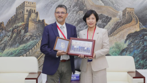 Inmunoterapia chilena contra el cáncer avanza hacia ensayos clínicos en China