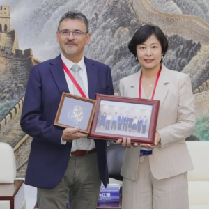 Inmunoterapia chilena contra el cáncer avanza hacia ensayos clínicos en China