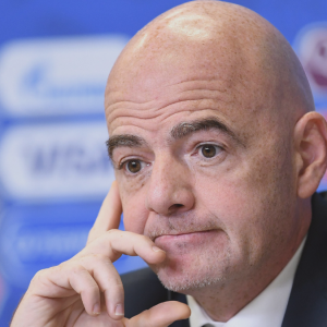 Tras renuncias, críticas y boicot de la UEFA: Infantino desiste de plan para privatizar el Mundial de Fútbol