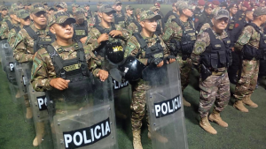 Qué implica la nueva ley de Perú que prohíbe a los tribunales civiles juzgar a policías y militares