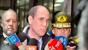 Ministro Arrau actualiza estado de carabineros heridos: uno recibe alta médica, pero el otro sigue en extrema gravedad