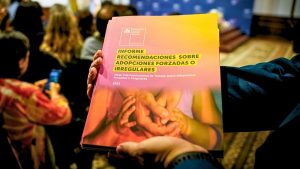 Por qué el Gobierno cerró unidad creada para investigar adopciones ilegales en Chile