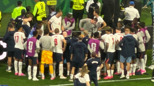 VIDEO - La insólita caída de figura de Inglaterra durante festejos por clasificar en Mundial 2026: se perdería el resto del torneo