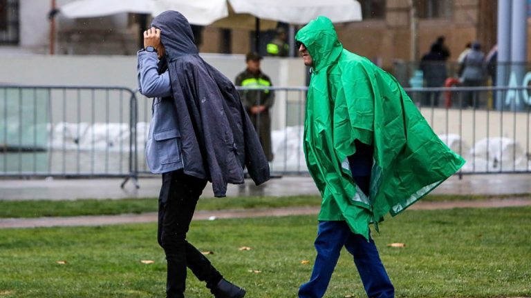 A qué hora regresa la lluvia este domingo en Santiago