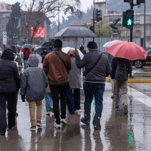 A qué hora vuelve la lluvia a Santiago este jueves