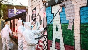 Las amenazas de muerte que ha recibido alcalde de Peñalolén por borrar murales de la Garra Blanca