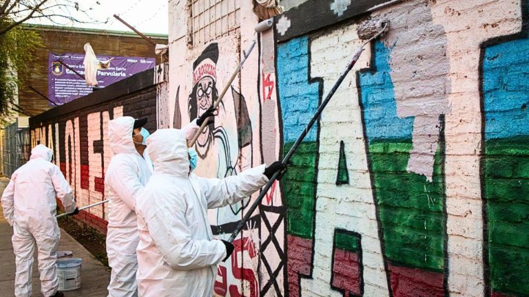 Las amenazas de muerte que ha recibido alcalde de Peñalolén por borrar murales de la Garra Blanca