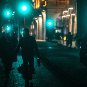 ¿Cómo es la realidad nocturna de Santiago y las poblaciones? El auge del contenido IRL en Chile (y el riesgo de los recorridos en vivo)