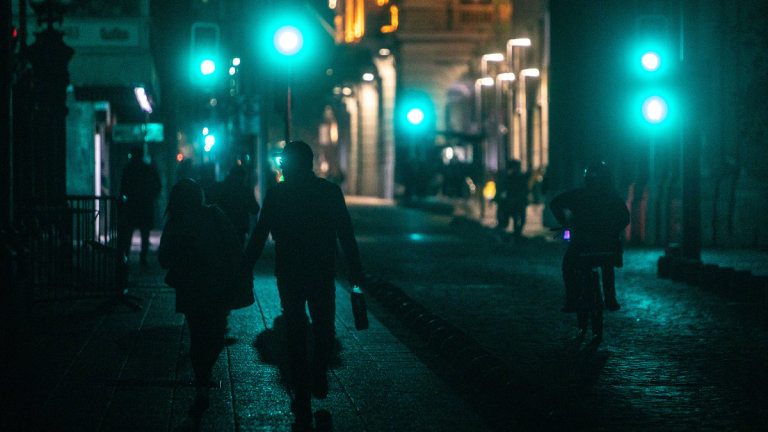 ¿Cómo es la realidad nocturna de Santiago y las poblaciones? El auge del contenido IRL en Chile (y el riesgo de los recorridos en vivo)