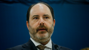 Ministro Rau se desmarca de promesa de bajar la cesantía al 6%: 