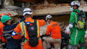Cómo fue el sorprendente rescate de un niño de 3 años que permaneció seis días bajo los escombros en Venezuela