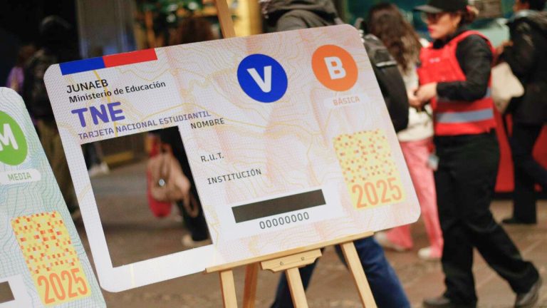 Fin al plástico de la TNE: Junaeb anuncia transición hacia formato digital
