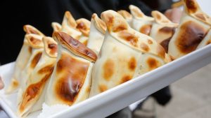 Eligen la mejor empanada de Santiago: dónde comprarla y cuánto cuesta