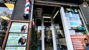 Barberías, peluquerías y malls chinos lideran las sospechas: SII lanza plataforma para denunciar negocios irregulares