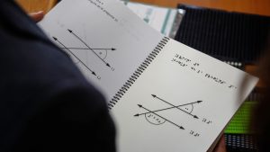 Rezago afecta a 6 de cada 10 alumnos de 2°medio en el Simce: estudio analiza expectativa de los apoderados como factor asociado
