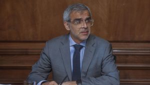 Megarreforma: Luis Cordero asume defensa de salmoneros ante el TC y el FA reprende al exministro