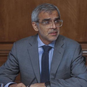 Megarreforma: Luis Cordero asume defensa de salmoneros ante el TC y el FA reprende al exministro
