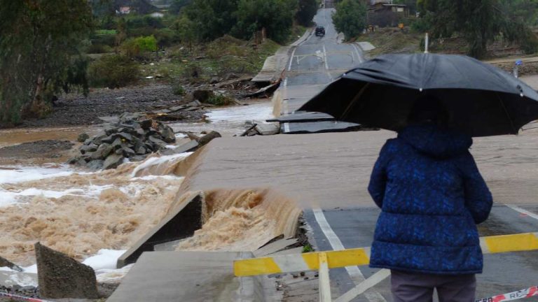“Hay que mantenerse alerta”: Kast llama a extremar precauciones por intensas lluvias