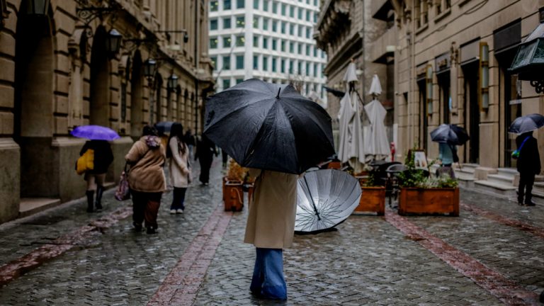 Heladas y precipitaciones débiles: revisa el día en que volverán las lluvias a Santiago