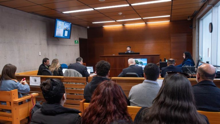 “Recibieron una alerta de Meta”: joven de 19 años fue formalizada tras publicar amenaza de bomba contra sede de la U. de Chile