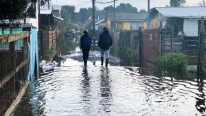 Sistema frontal golpea al sur con más de 200 damnificados y mantiene dos regiones bajo alerta roja